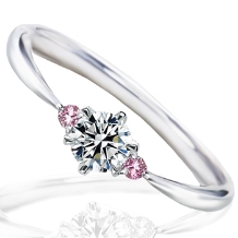 可愛いピンクのアクセントに心ときめくスッキリ細身の人気の婚約指輪が12万5千円！
