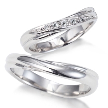 ウェーブラインが指先をさらに美しく魅せる！プラチナダイヤ結婚指輪ペア18万円