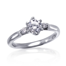 美輪宝石:【価格１８万円】シンプルで美しい輝きを放つ人気の大きさ0.3ctのダイヤ婚約指輪