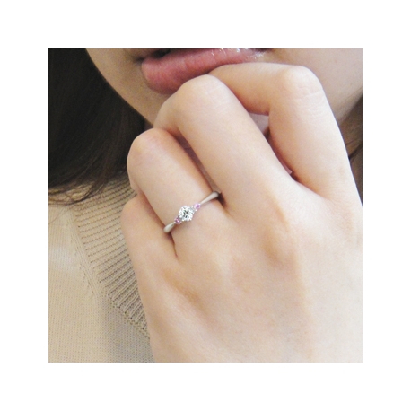 可愛いピンクのアクセントに心ときめくスッキリ細身の人気の婚約指輪が12万5千円 美輪宝石 ゼクシィ