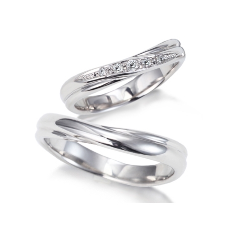 美輪宝石:ウェーブラインが指先をさらに美しく魅せる！プラチナダイヤ結婚指輪ペア18万円