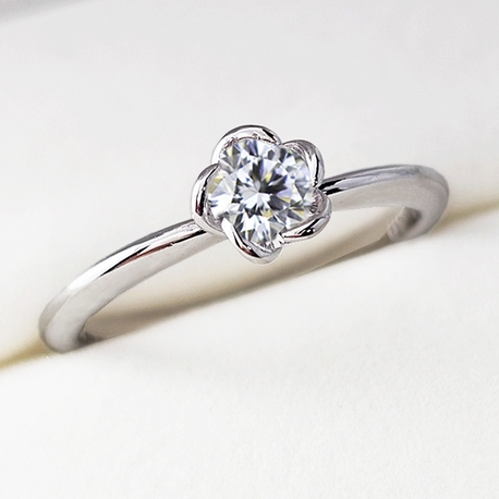 【価格２５万円】0.3カラット・Fカラー・VS2・３EXのお花モチーフ婚約指輪！