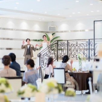 インペリアルウィング富山迎賓館:【’26＆’27冬対象/50名/最大53万円特典】ゆったりおもてなし！ウィンターウェディングプラン:ゲスト全員が見渡せる階段からの入場は、盛り上がる事間違いなし