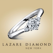 ラザール ダイヤモンド ブティック:【ラガーディア】シャープなV字のリング。指がきれいに見えるエンゲージリング