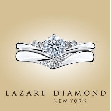 ラザール ダイヤモンド ブティック:【ローズランド】浅めのV字ラインで指を綺麗に見せてくれるエンゲージリング