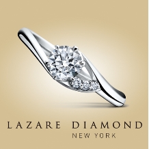 ラザール ダイヤモンド ブティック:【エリー】アシメントリーなデザインでおしゃれな手元を演出するエンゲージリング。