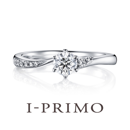 I-PRIMO(アイプリモ):＜アンドロメダ＞アシンメトリーなダイヤ配置で華やかに魅せるリング
