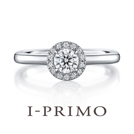 I-PRIMO(アイプリモ):＜フォーマルハウト＞センターが大きく見えるメレダイヤが取り巻くデザイン