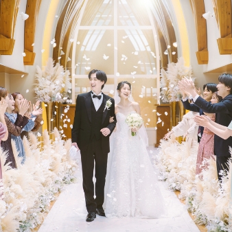 JR KYUSHU　STATION HOTEL KOKURA（JR九州ステーションホテル小倉）:【40名156万円】2026年9月までの検討カップル必見！最大97万円ご優待＆宿泊プレゼント♪:大切な親族や友人に見守られての永遠の誓い。フラワーシャワーやフェザーシャワーの演出でよりゲストと近い挙式を。