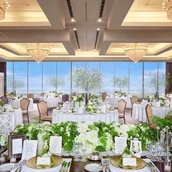 ロイヤルパインズホテル浦和:【2027年1・2月:New　year　wedding】新年を迎える晴れやかな季節　※40名/201万円:ホワイト×グリーンの爽やかコーディネートは、春から夏にかけて大人気！青空とのコントラストがきれいに映える♪