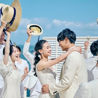 OCEAN&RESORT MARIZON（オーシャン＆リゾート　マリゾン）:★NEW★【2027年4～5月*春婚】人気の春婚を賢くお得に！春婚応援プラン★【60名203万円】:【天神駅から貸切バスで10分】世界が認める絶景を独占！海が360度囲むリゾートへ!水平線を望むチャペルや200年の歴史薫る大聖堂での挙式後は、海上リゾートをゲストと楽しもう！世界で認められ「アジア都市景観賞／2010年」などの賞に輝く絶景のリゾートがウエディングの舞台に。喧騒から離れたロケーションでリゾートへ旅行に来たようにリラックスした時間をゲストとともに満喫