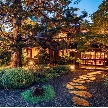 夜のライトアップされた日本庭園や間接照明で彩られた館内をご見学いただける三瀧荘のナイトフェア。夜ならではの美しい日本庭園をお楽しみください