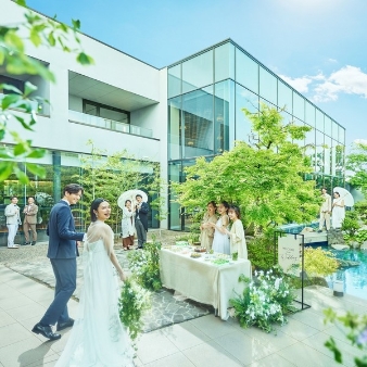 ＴＡＫＡＳＡＫＩ　ＭＯＮＯＬＩＴＨ（高崎モノリス）:【2027年3～6月】＼60名67万円分特典／人気な春を先取り！スプリングウェディングプラン☆:目に入るすべてが美しい。自然と近代建築が紡ぐ美空間で寛ぎに満ちたウエディングを。水・緑・光に彩られた開放的な近代建築の邸宅と、雄大な群馬の風景をそのまま切り取ったような心落ち着くガーデンを貸切に。邸宅の至る所で、豊かな自然を感じることできる。訪れる誰もがとりこになる癒しの舞台で、ゲストと共に温かな時間を過ごしてほしい。