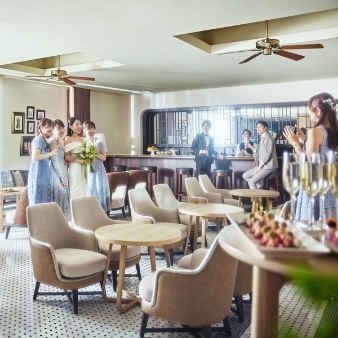 ザ・ロイヤルダイナスティ大宮（THE ROYAL DYNASTY OMIYA）:挙式＋15名会食プラン:【和洋文化が紡ぐ美空間】光と緑の温もり溢れる全天候型チャペルで無垢な誓いを大宮駅から専用バスで5分の好立地！クラシカルな上品さとモダンな雰囲気が調和した空間は、自然体のW（ウエディング）が叶う。挙式は、厳かな館内神殿か、柔らかな光の館内チャペル。披露宴は異なる印象の2会場から選べ、季節や天候を問わず特別な一日を。