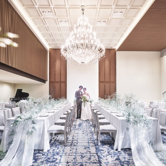 ザ・ロイヤルダイナスティ大宮（THE ROYAL DYNASTY OMIYA）:＼80名以上で1日を満喫／80名107万円特典！ 当館の人気ウエディングプラン:【和洋文化が紡ぐ美空間】光と緑の温もり溢れる全天候型チャペルで無垢な誓いを大宮駅から専用バスで5分の好立地！クラシカルな上品さとモダンな雰囲気が調和した空間は、自然体のW（ウエディング）が叶う。挙式は、厳かな館内神殿か、柔らかな光の館内チャペル。披露宴は異なる印象の2会場から選べ、季節や天候を問わず特別な一日を。