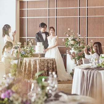 ザ・ロイヤルダイナスティ大宮（THE ROYAL DYNASTY OMIYA）:＼大人数でも安心お得／ 100名109万円特典！ 内容充実プラン:【和洋文化が紡ぐ美空間】光と緑の温もり溢れる全天候型チャペルで無垢な誓いを大宮駅から専用バスで5分の好立地！クラシカルな上品さとモダンな雰囲気が調和した空間は、自然体のW（ウエディング）が叶う。挙式は、厳かな館内神殿か、柔らかな光の館内チャペル。披露宴は異なる印象の2会場から選べ、季節や天候を問わず特別な一日を。