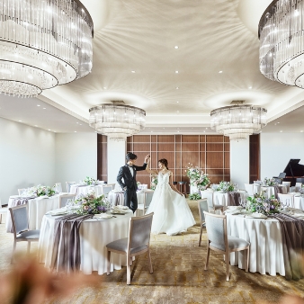 ザ・ロイヤルダイナスティ大宮（THE ROYAL DYNASTY OMIYA）:【少人数婚プラン】 大切な方だけを招いたアットホームなウエディングご希望の方へ:【和洋文化が紡ぐ美空間】光と緑の温もり溢れる全天候型チャペルで無垢な誓いを大宮駅から専用バスで5分の好立地！クラシカルな上品さとモダンな雰囲気が調和した空間は、自然体のW（ウエディング）が叶う。挙式は、厳かな館内神殿か、柔らかな光の館内チャペル。披露宴は異なる印象の2会場から選べ、季節や天候を問わず特別な一日を。