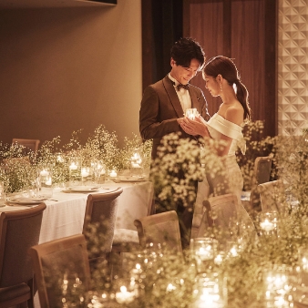 ザ・ロイヤルダイナスティ大宮（THE ROYAL DYNASTY OMIYA）:【26年12月～27年2月】＼60名89万円分特典／挙式料特典　ウィンタープラン:【和洋文化が紡ぐ美空間】光と緑の温もり溢れる全天候型チャペルで無垢な誓いを大宮駅から専用バスで5分の好立地！クラシカルな上品さとモダンな雰囲気が調和した空間は、自然体のW（ウエディング）が叶う。挙式は、厳かな館内神殿か、柔らかな光の館内チャペル。披露宴は異なる印象の2会場から選べ、季節や天候を問わず特別な一日を。