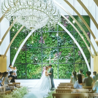 ザ・ロイヤルダイナスティ大宮（THE ROYAL DYNASTY OMIYA）:【26年4月～6月】＼60名100万円分特典／挙式料特典プレゼント＋更に10万円分演出特典付:【和洋文化が紡ぐ美空間】光と緑の温もり溢れる全天候型チャペルで無垢な誓いを大宮駅から専用バスで5分の好立地！クラシカルな上品さとモダンな雰囲気が調和した空間は、自然体のW（ウエディング）が叶う。挙式は、厳かな館内神殿か、柔らかな光の館内チャペル。披露宴は異なる印象の2会場から選べ、季節や天候を問わず特別な一日を。