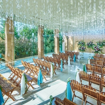 アマンダンテラス（ＡＭＡＮＤＡＮ　ＴＥＲＲＡＣＥ）:【2027年1月～2月】＼50名67万円分特典／1日自由に貸切！先取りウィンタープラン:【チャペルリニューアル】水音と緑が奏でるエフォートレスな貸切邸宅の結婚式。開放感溢れる600坪もの敷地には鮮やかな緑が広がり、静かに響く水音がリゾートさながらの寛ぎを生む。名駅や植田駅から送迎バスが出るのでゲストも安心！ナチュラルなガーデンもおしゃれに自由に使える。喧噪から離れた一軒家ならではの非日常感を満喫して!