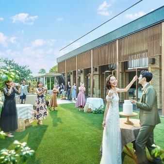 アマンダンテラス（ＡＭＡＮＤＡＮ　ＴＥＲＲＡＣＥ）:【2026年3月～5月までお得！！】＼50名66万円分特典／演出特典プレゼント！スプリングプラン！:【名駅・植田駅～送迎バス有】庭付邸宅一軒貸切、料理でもてなすアットホームな結婚式をアマンダンテラスで。開放感溢れる600坪もの敷地には鮮やかな緑が広がり、静かに響く水音がリゾートさながらの寛ぎを生む。名駅や植田駅から送迎バスが出るのでゲストも安心！ナチュラルなガーデンもおしゃれに自由に使える。喧噪から離れた一軒家ならではの非日常感を満喫して！※少人数～大人数までOK！会場見学からお見積りまで短時間でしっかりお案内するクイックフェアやオンラインフェアも開催中！お気軽にご相談ください！