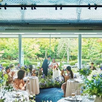 京都　北山モノリス（ＫＹＯＴＯ　ＫＩＴＡＹＡＭＡ　ＭＯＮＯＬＩＴＨ）:大人数でも安心お得／＼100名86万円分特典／大人数プラン:【京都駅から送迎有り】四季が彩るチャペルと日本庭園、意匠を凝らした邸宅を一組貸切北山の自然に囲まれた非日常の空間で、大切な人と過ごす一日。美しい緑に彩られたガラス張りのチャペルや披露宴会場。意匠と自然が奏でる別世界を一組で貸切る『京都』の特等席がここに。上質なラウンジや美しい庭園など、洗練された空間でゲストを迎えて。