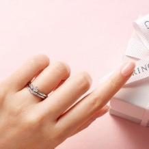 CAFERING／カフェリング:【ローブドゥマリエ】ピンクのメレダイヤモンドが上品で愛らしい婚約指輪