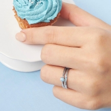 CAFERING／カフェリング:【オリエンタルビューティー】アイスブルーに輝く一粒ダイヤモンドの婚約指輪