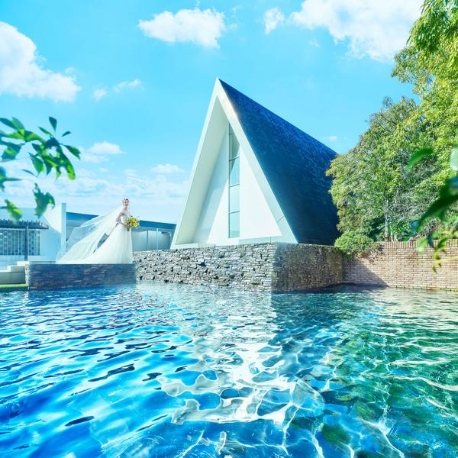 ブリーズレイ・プライベートテラス：【月1BIG☆最大210万円】光降る三角チャペル×水辺のガーデン