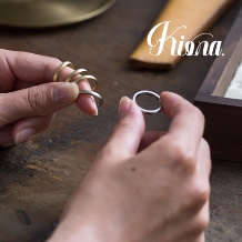 atelier Kiona.（アトリエ キオナ）:彫り模様がかわいい！アンティークテイストの結婚指輪