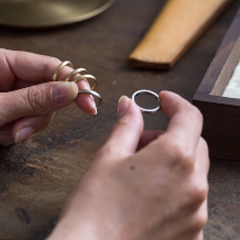 atelier Kiona.（アトリエ キオナ）:【普段使いにもオススメ】ハーフエタニティと一粒ダイヤのいいとこ取りな婚約指輪