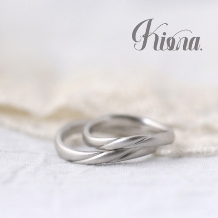 atelier Kiona.（アトリエ キオナ）:エレガントにキュートさをちょい足し♪内側もふたりらしい結婚指輪！