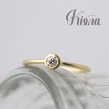 atelier Kiona.（アトリエ キオナ）:鮮やかな色味が目をひく！グリーンゴールドと小粒ダイヤの婚約指輪☆