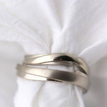 atelier Kiona.（アトリエ キオナ）:リボンのような結婚指輪！個性的で洗練されたクールなデザイン★