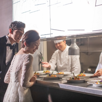 ザ コルトーナ シーサイド台場:《2026年10～12月まで》30名様131万円◆駅からの好アクセス×美食おもてなし少人数婚◆:会場に併設されたオープンキッチンでのシェフたちのパフォーマンスが、おふたりのパーティを盛り上げてくれます