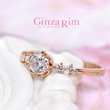 【銀座リム／デイジーー】くすり指に咲く、小さなダイヤモンドの花