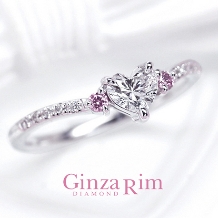 Ginza Rim／銀座リム:【銀座リム／ティア】ハートシェイプのダイヤモンドが輝く、Ｖ字ラインのエンゲージ。