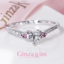 Ginza Rim／銀座リム:【銀座リム／ティア】ハートシェイプのダイヤモンドが輝く、Ｖ字ラインのエンゲージ。