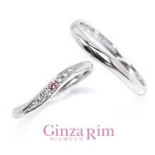 Ginza Rim／銀座リム:【銀座リム／リディア】やわらかなウエーブがしっくりと薬指に馴染む。