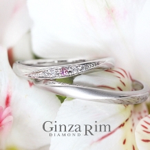 【銀座リム／ステラ】連なるダイヤモンドに煌めく、一粒のピンクの輝き