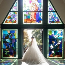 BRIDALFORT（ブライダルフォート）:【挙式のみ37.4万円】 輝くステンドグラスのチャペルで本格挙式プラン