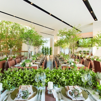 センティール・ラ・セゾン 中島公園:【組数限定】内容充実！19.8万円特別プラン:パーティ会場となるダイニングルームはガーデンテラスが隣接。大きな窓からの陽光が心地よい。寛ぎのリビングルームもあり、ゆったりとした一軒家を貸切にできる