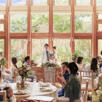 ＶＩＬＬＡ　ｄｅ　ＥＳＰＯＩＲ （エスポワール）:【少人数Wedding＊2026年7月迄】挙式・司会・料理・ケーキ・飲料・衣裳3点・美容・引出物等込み:自然光が入る大きな窓がある披露宴会場は開放感がバツグン
