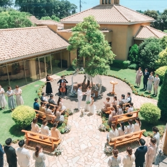 ＶＩＬＬＡ　ｄｅ　ＥＳＰＯＩＲ （エスポワール）:2027年3・4・5月【99万円お得】森のリゾート貸切♪シーズンプラン＊人数が増えるほどお得＊:＼広大な敷地を貸切！成田で叶えるシエル（大空）ウエディング／◆一歩足を踏み入れた瞬間に広がる南プロヴァンスの別世界◆温もり溢れる空間と地元で愛されるレストランの美食＼1件目のフェア参加がダントツ人気！／◆「人と人のつながり」を何よりも大切にする同館ならではの心温まる記念日をデザイン◆敷地まるごと貸切りだからこそ叶う多彩な演出&挙式～披露宴までずっと愛犬と過ごせるウエディングなど理想をカタチにしてくれるから初めての結婚式場見学に指名多数♪
