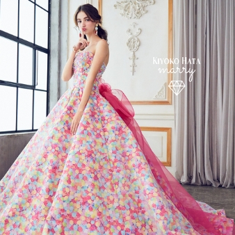 ブライダルｈｉｒｏ ブライダル ヒロ Kiyoko Hata カラフルな金平糖ドレスで可愛らしさいっぱいの花嫁に ウエディングドレスを探す ゼクシィ