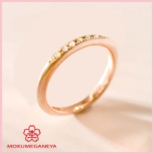 【杢目金屋】シンプルな細身のフォルムに施されたダイヤモンドが、華やかな「恋桜」