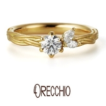 ＜ヴィーヴォ＞婚約指輪　マーキスカットダイヤが花の葉のようなキュートなデザイン