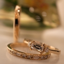 ＜タイム＞婚約指輪　両サイドのメレダイヤと中央に向けて絞られたデザインがシンプル