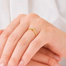 ＯＲＥＣＣＨＩＯ（オレッキオ）:＜ドルチェ ＞婚約指輪センターダイヤのお花のような華やかさとアンティークな仕上げ