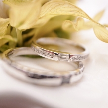 ＯＲＥＣＣＨＩＯ（オレッキオ）:＜パッショナート＞結婚指輪　センターのエメラルドカットダイヤが透明な輝きを放つ